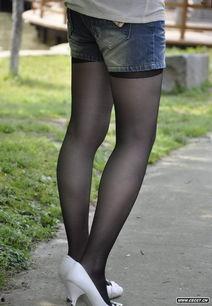 美女穿丝袜摸裆部,美女私密瞬间引发热议